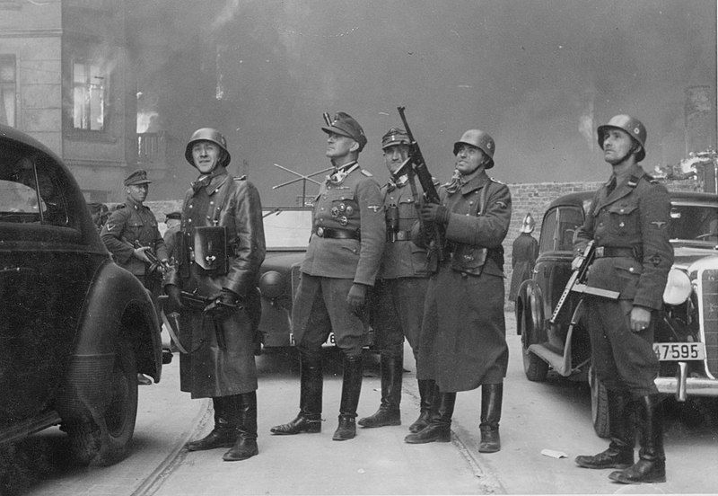 Fotografia z Raportu Stroopa. Oryginalny niemiecki podpis: „Dowódca wielkiej operacji”.